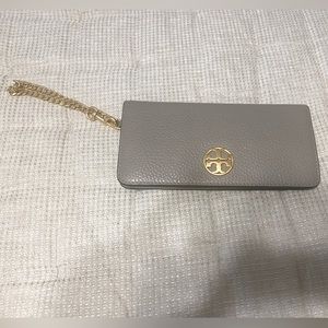 EUC Tory Burch Chelsea Leather Wristlet Wallet in Grey Heron